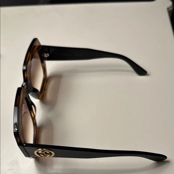 Gucci Brown Oversized Square Sunglasses with Tortoiseshell Pattern - Picture 2 of 8